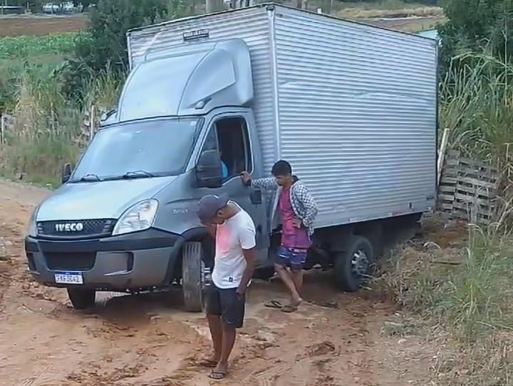 Vídeo de caminhão atolado escancara falta de infraestrutura em Itupeva